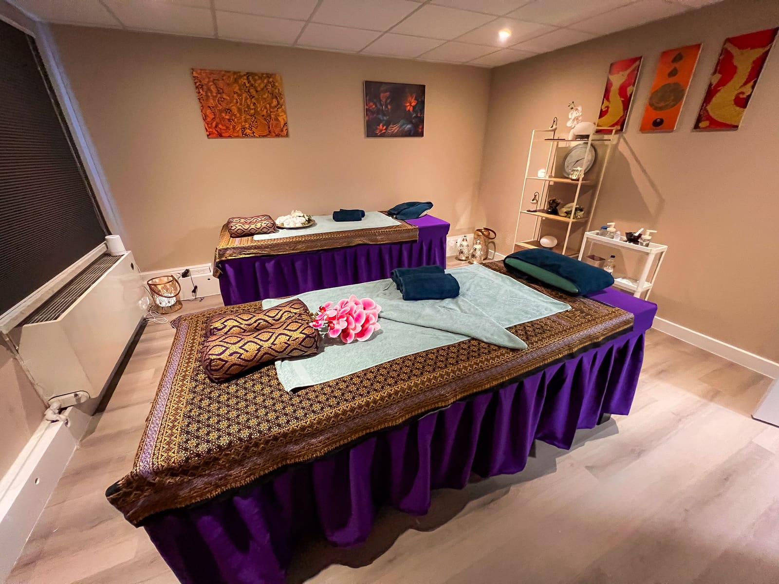 De duo-kamer met twee behandeltafels naast elkaar, Thaise schilderijen aan de muur