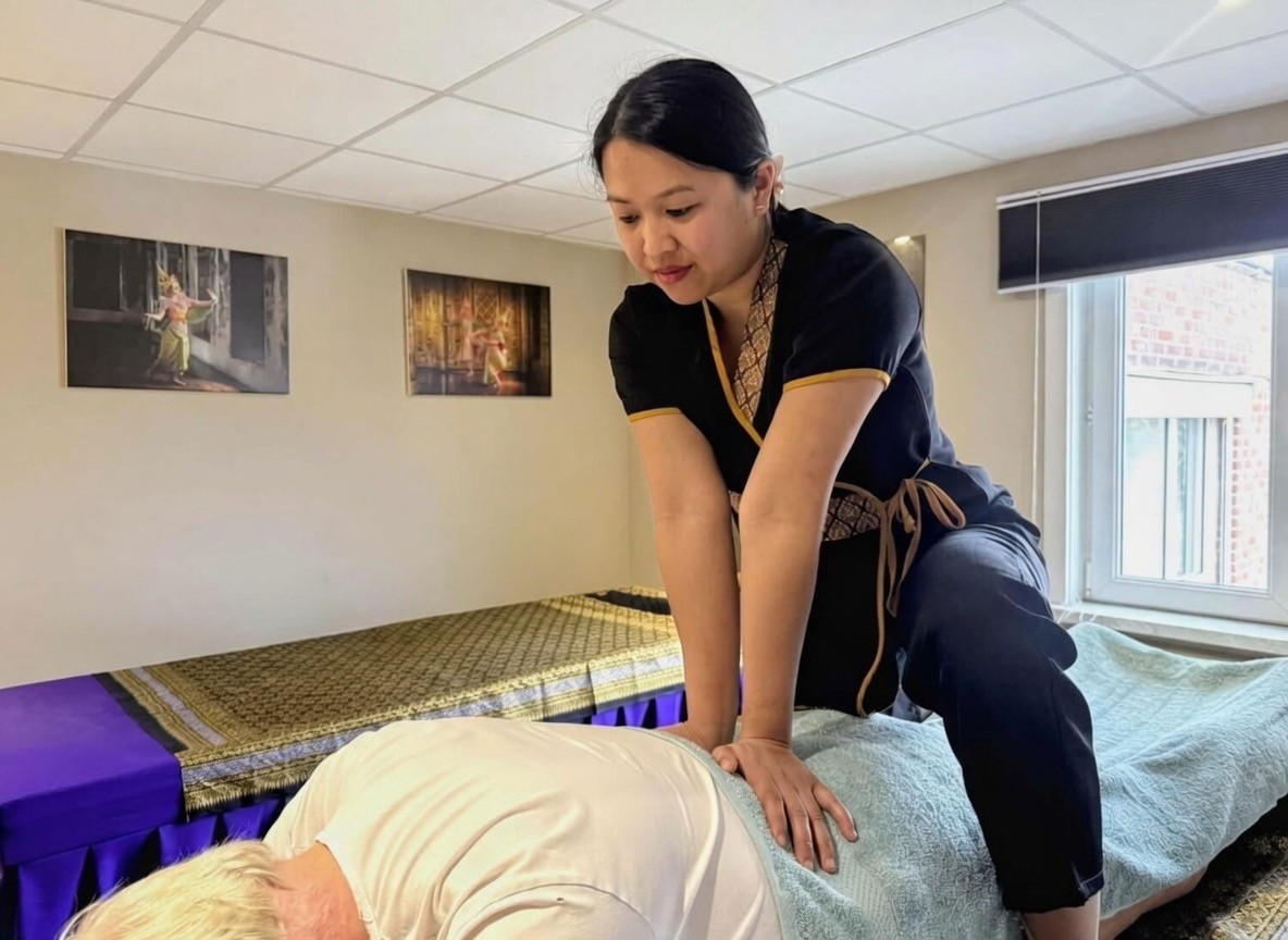 Olie-ontspanningsmassage van de rug op de massagetafel