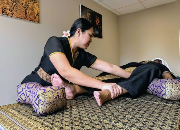 Zachte drainerende massage van het been