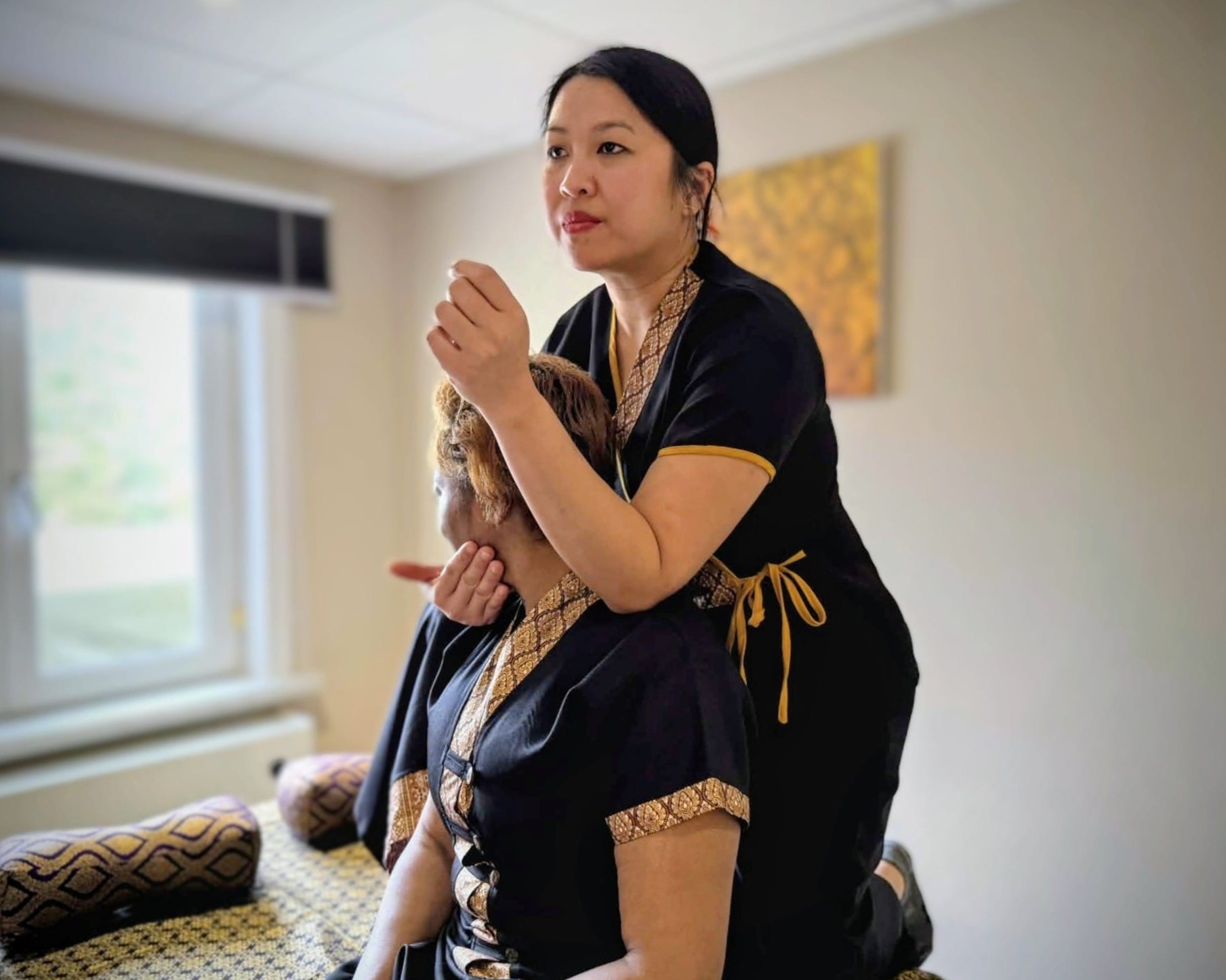 Zittende hoofd-, nek- en schoudermassage