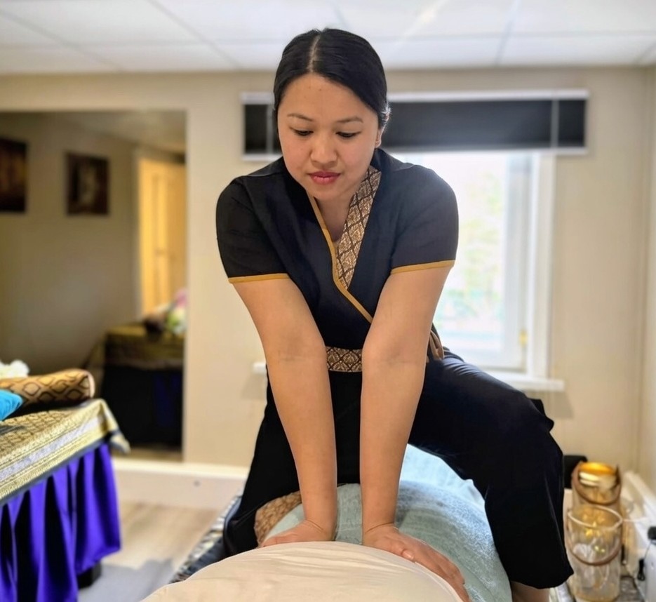 Masseuse van Chamchuree tijdens een behandeling